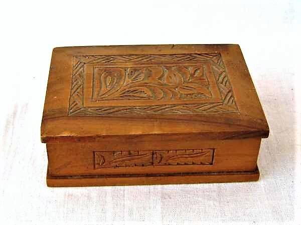 Vintage houten kistje met handgemaakt houtsnijwerk (bladeren) (9)