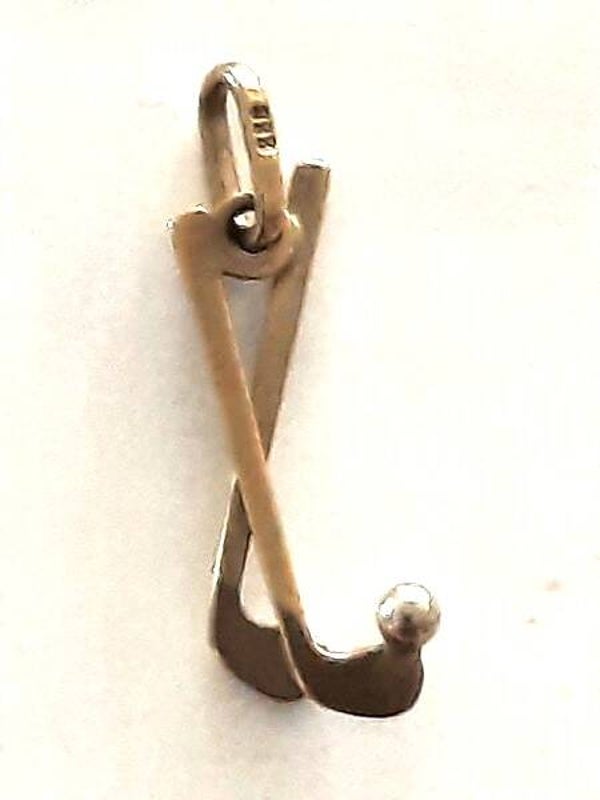 Prachtige 8K gouden hanger hockeysticks met bal (945)
