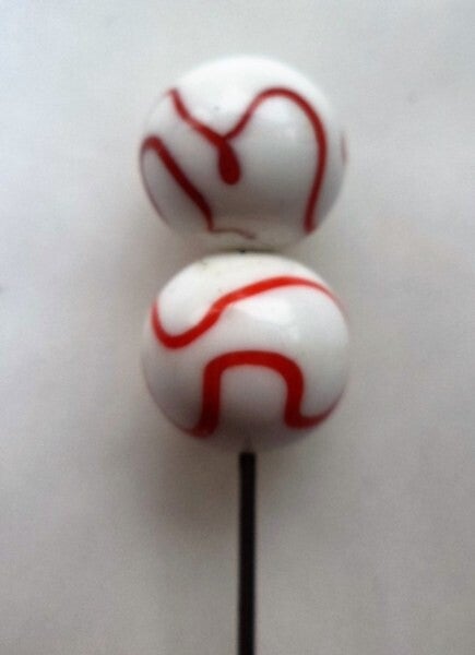 Vintage hoedenspeld Opaque witte glaskralen met rode Swirl (A8)