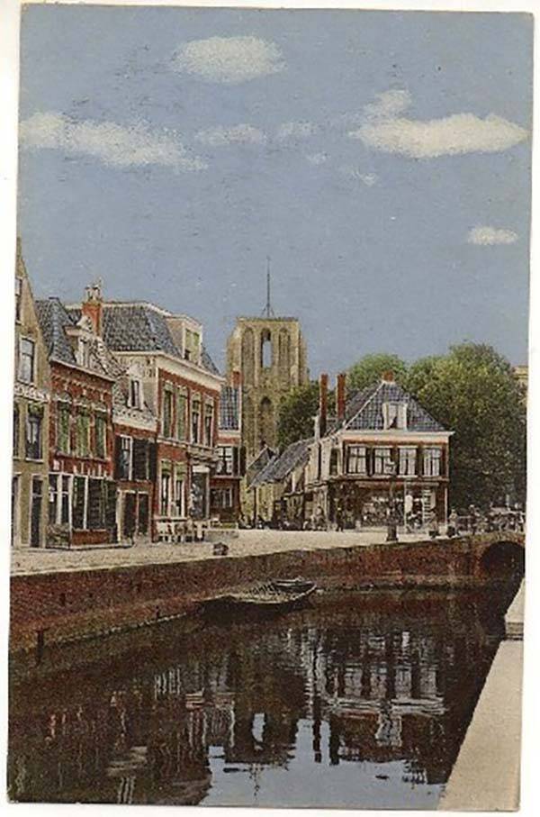 Friesland - Leeuwarden - Gezicht op de Oldehove - Rijwielhandel - Slijterij