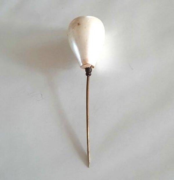 Antieke hoedenspeld celluloid parelmoer hoedenspeld met afgeplatte kop (K101)