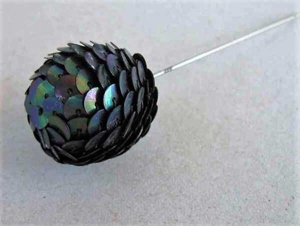 Vintage hoedenspeld met paarsblauwe pailletten – Mid-Century (K85)