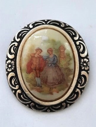 Vintage sjaalclip BERO met romantisch tafereel. Fragonard Stijl
