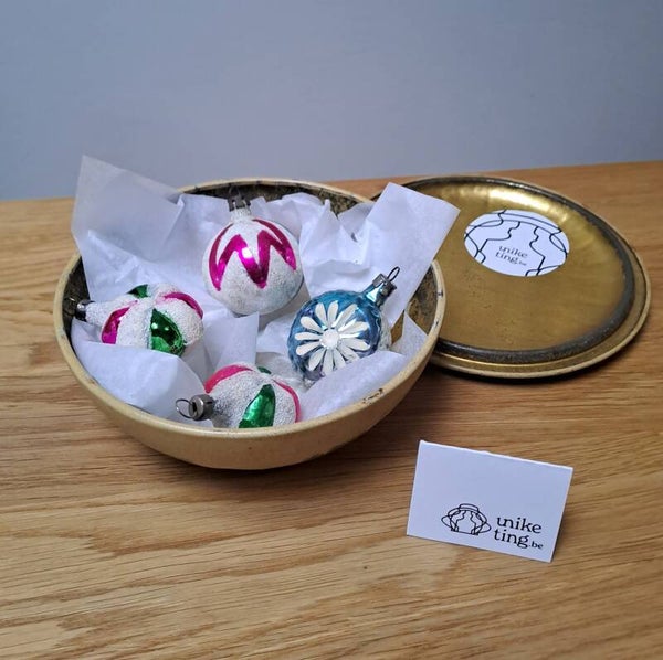 Set van 4 oude kerstballen in doos
