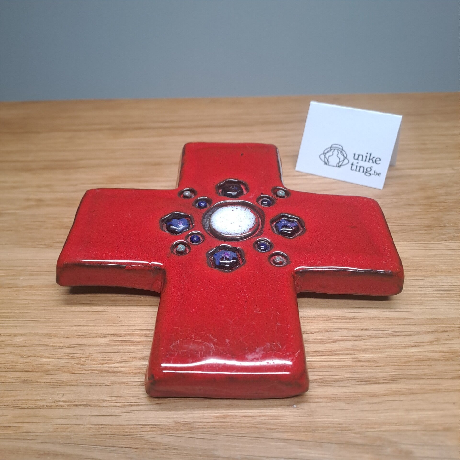 Rood keramieken kruisje