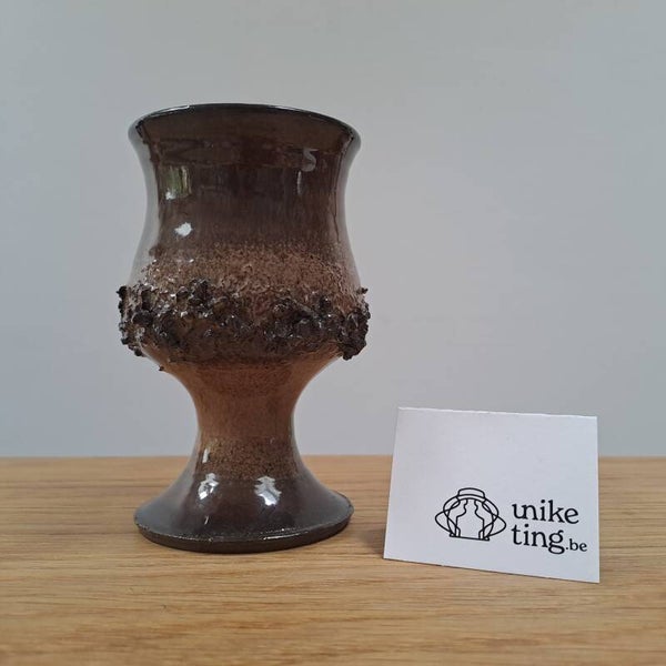 Bruin lava vaasje (Glit lava ceramics, IJsland)