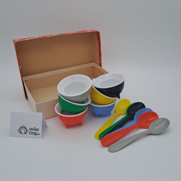 Doosje met 6 Liebig eierdopjes met stekelpootjes