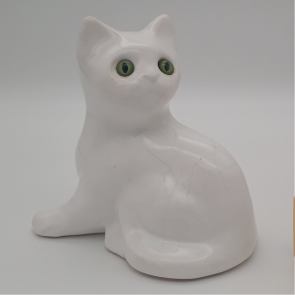 Beeldje van witte kat