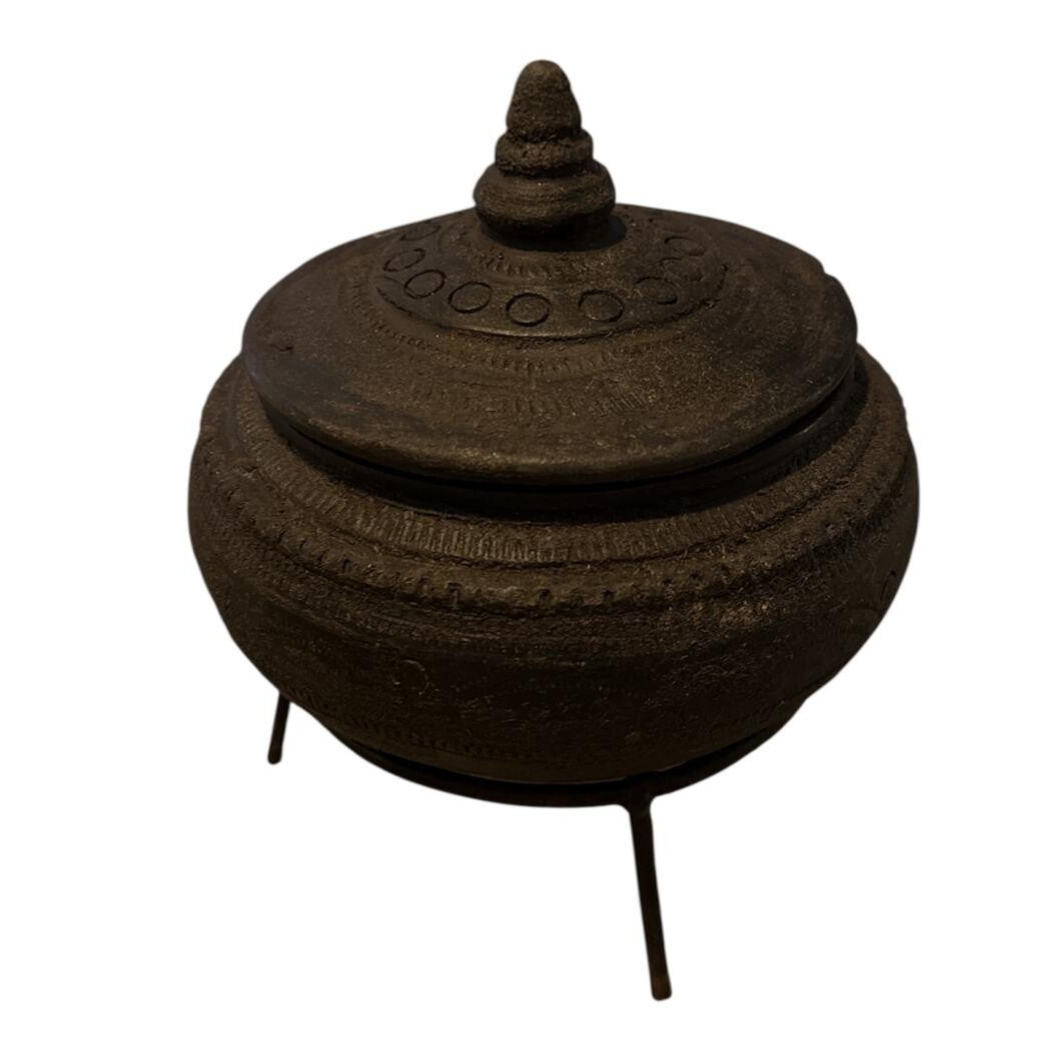 OUDE STENEN POT OP STANDAARD