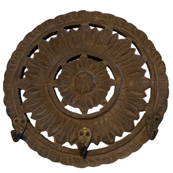 WANDORNAMENT HOUTSNIJWERK MET HAKEN