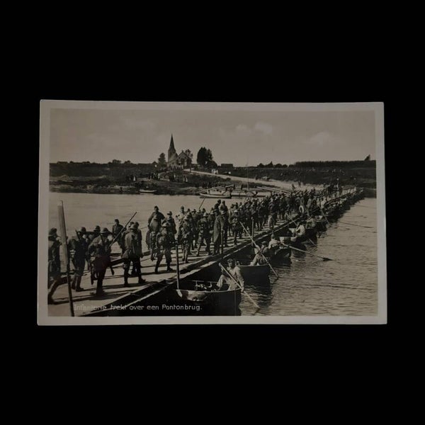 Original WW2 Postcard 'Dutch Mobilizationn' - Infanterie trekt over een Pontonbrug