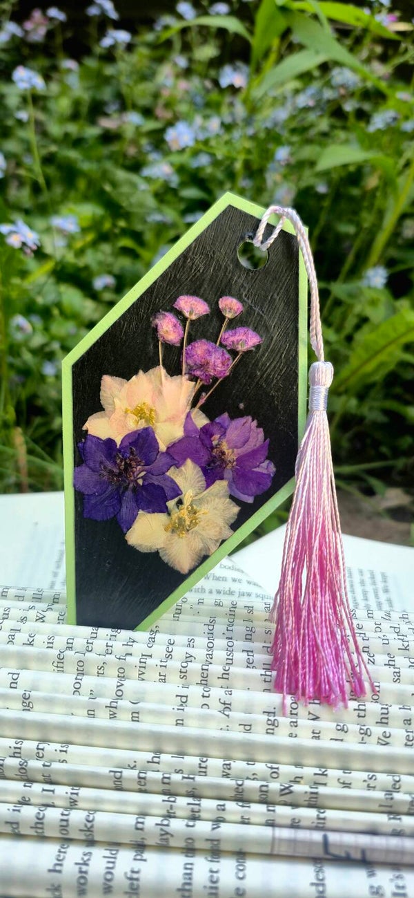 Diamond shaped bookmark green/purple