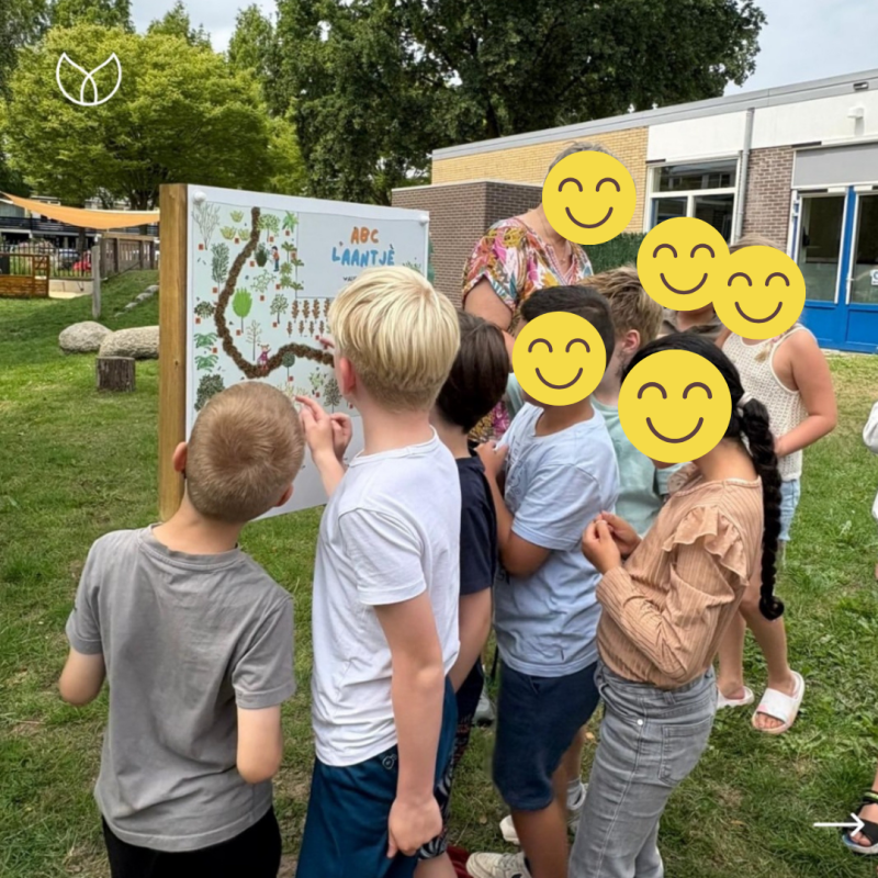 Kinderen van school kijken naar de plattegrond met de teamleider