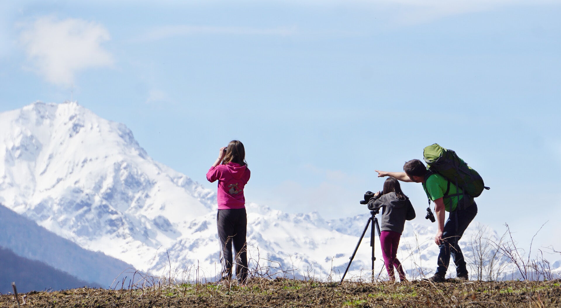 David lors d'une animation sur les rapaces avec un groupe d'enfant