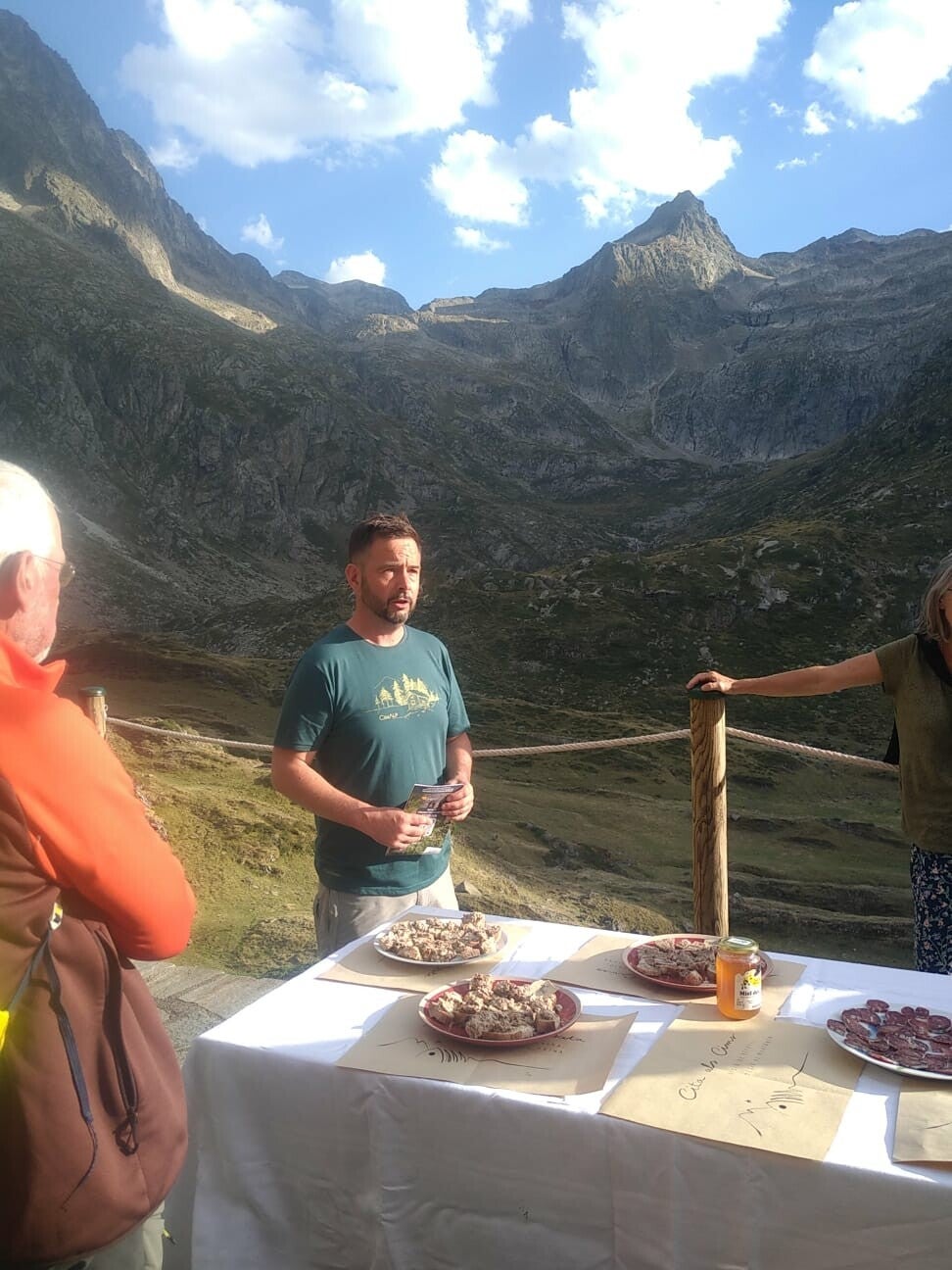 degustation produits locaux office du tourisme bagneres de luchon david paroix accompagnateur montagne reseau education pyrénées vivante refuge espingo 