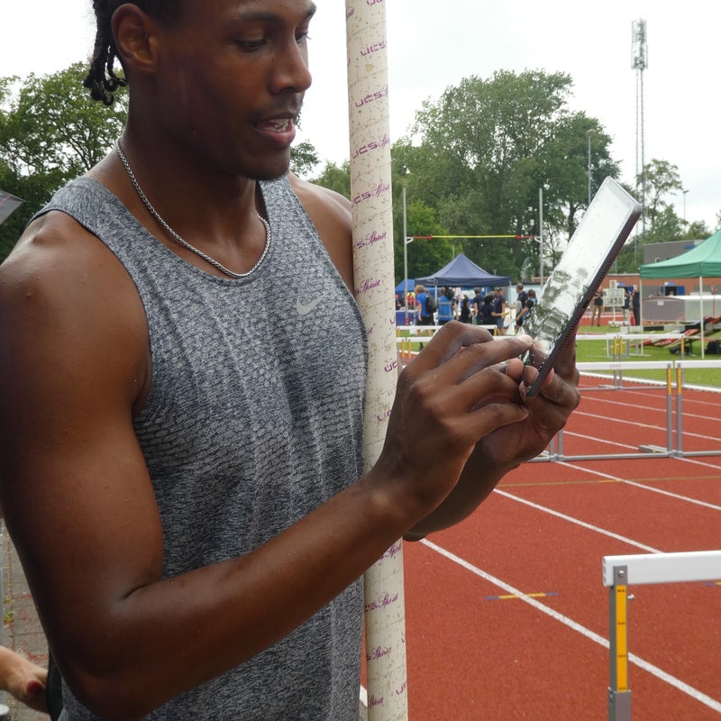 Raap bestudeert de videobeelden gemaakt door zijn moeder