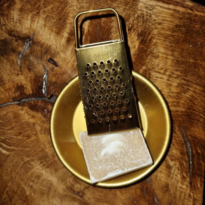 Amberblokjes Cadeauset - Goudkleurig schaaltje, rasp en amberblokje