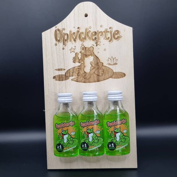 Shotjes Plank met Opkickertje gravure en 3 flesjes Opkickertjes Frog shots