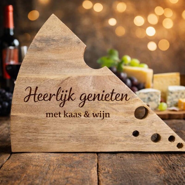 Borrelplank in de vorm van een kaaspunt