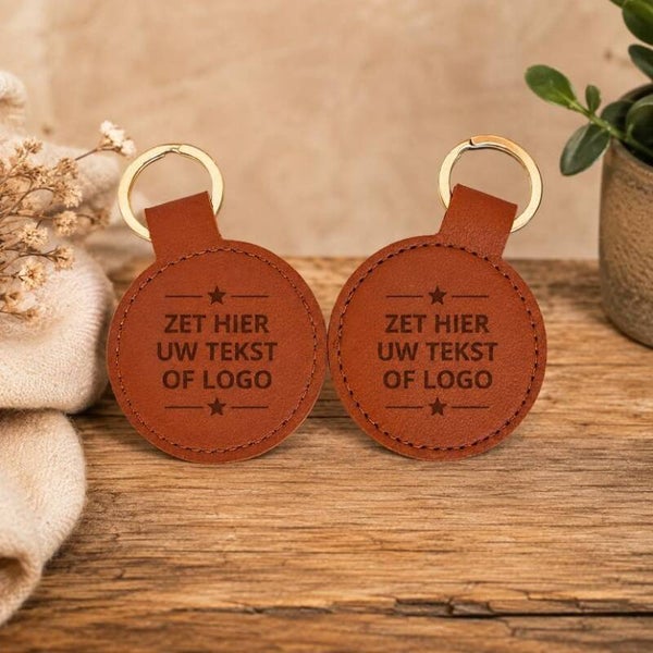 Lederen sleutelhanger met teksten rond