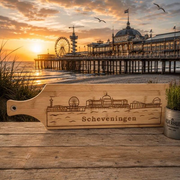 Gegraveerde borrelplank van bamboe met skyline stad