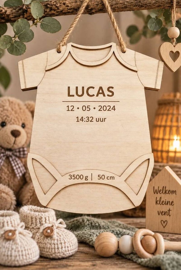 Houten Babyromper met Gravure – Gepersonaliseerd Geboortecadeau