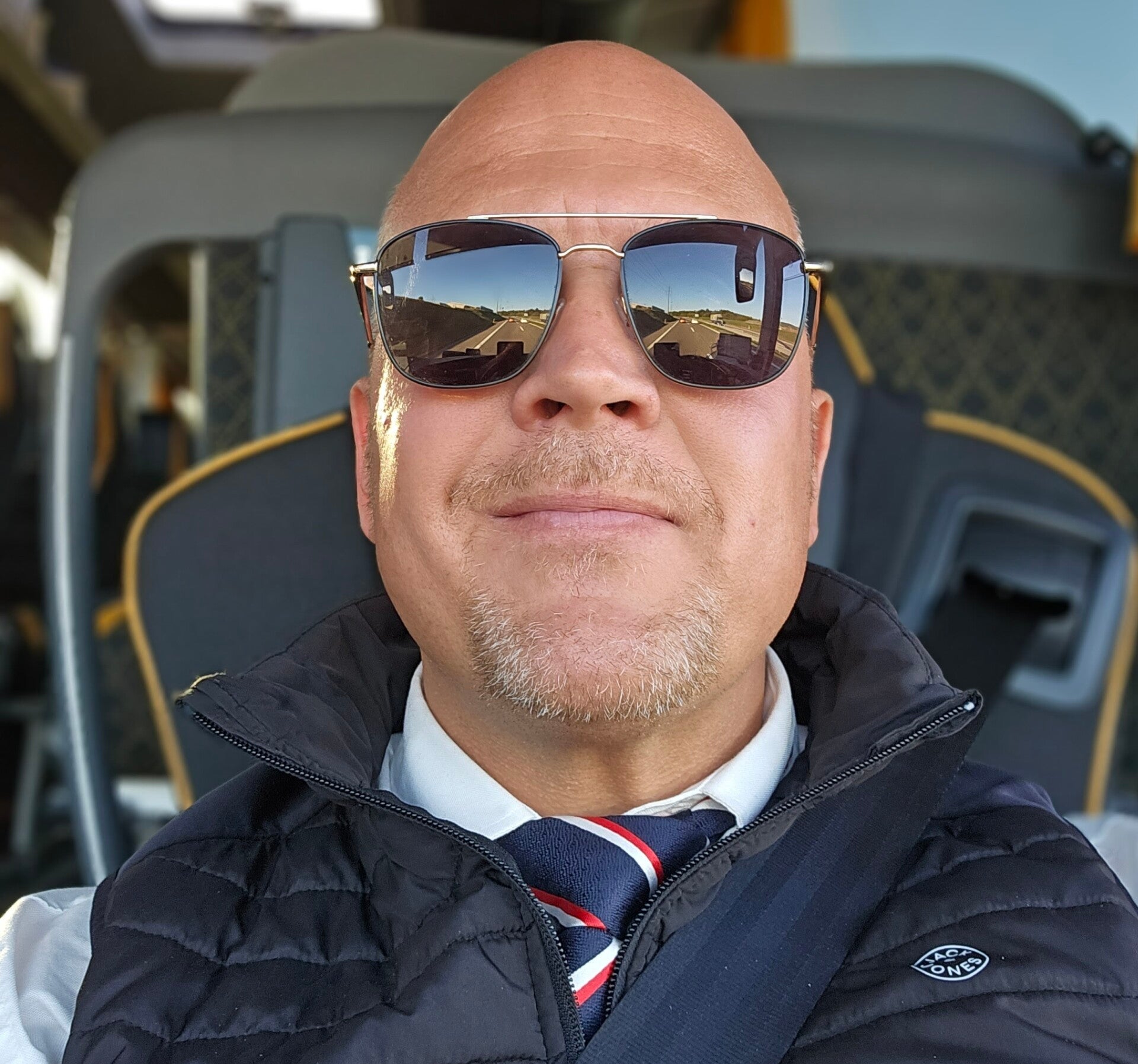DER ÖSTERREICHER | B2B-FAHRER-LEASING | LKW & BUS