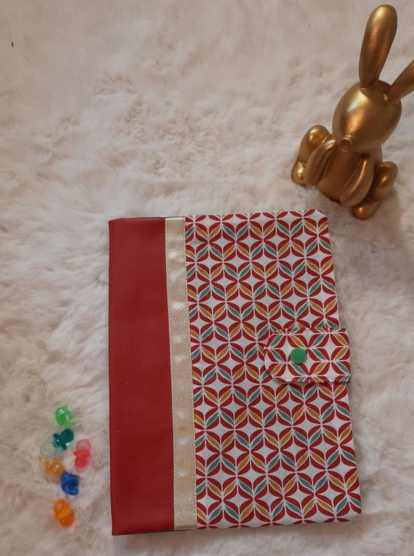 Portège carnet de santé - Etoiles géométriques / rouge