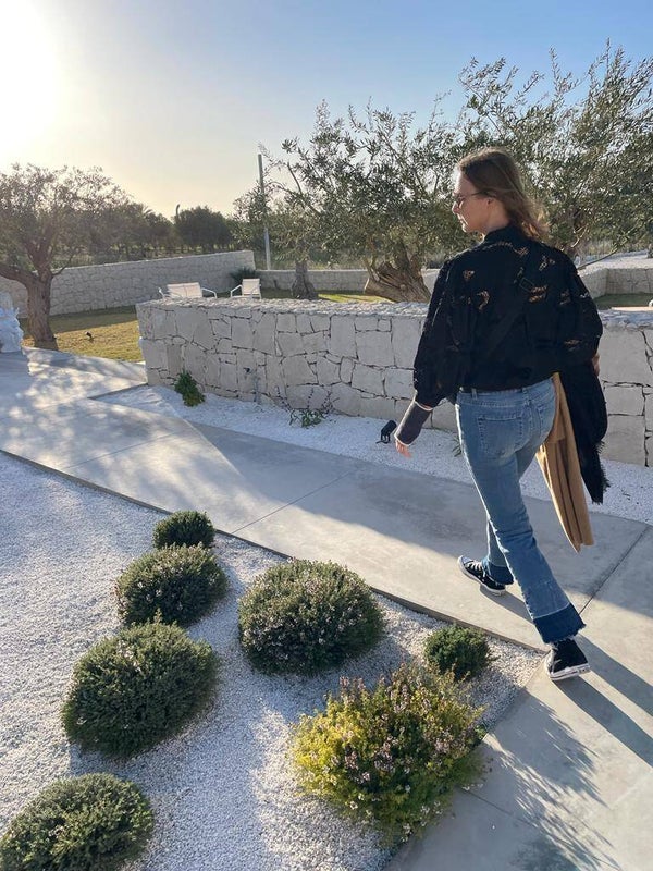 Zwarte blouse met kanten detail en korte mouw