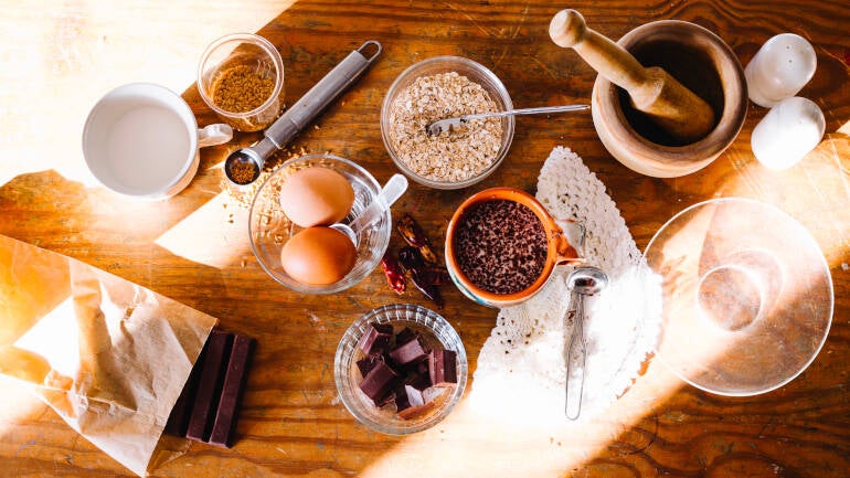 Le tryptophane est un acide aminé essentiel impliqué dans la production de la sérotonine, l’hormone du bonheur. Pour en faire le plein, privilégiez :  - Les œufs  - Les noix et graines (amandes, noix de cajou, graines de tournesol)  - Les légumineuses (le