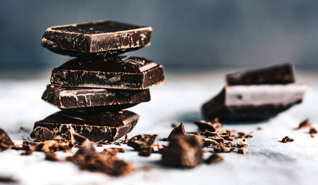 Le chocolat noir contient des flavonoïdes, de la théobromine et du magnésium, qui ont des effets bénéfiques sur l’humeur. Il stimule la production d’endorphines, les hormones du bien-être, et réduit le stress. Optez pour un chocolat contenant au moins 70 