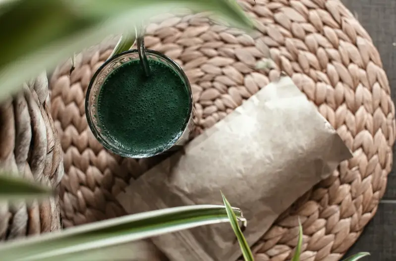 Complément alimentaire le plus complet au monde selon l’UNESCO, la spiruline est un superaliment naturel connu pour ses effets bénéfiques sur la santé. D’ailleurs, nombre de sportifs et végétariens l’ont déjà adoptée pour ses apports nutritionnels excepti