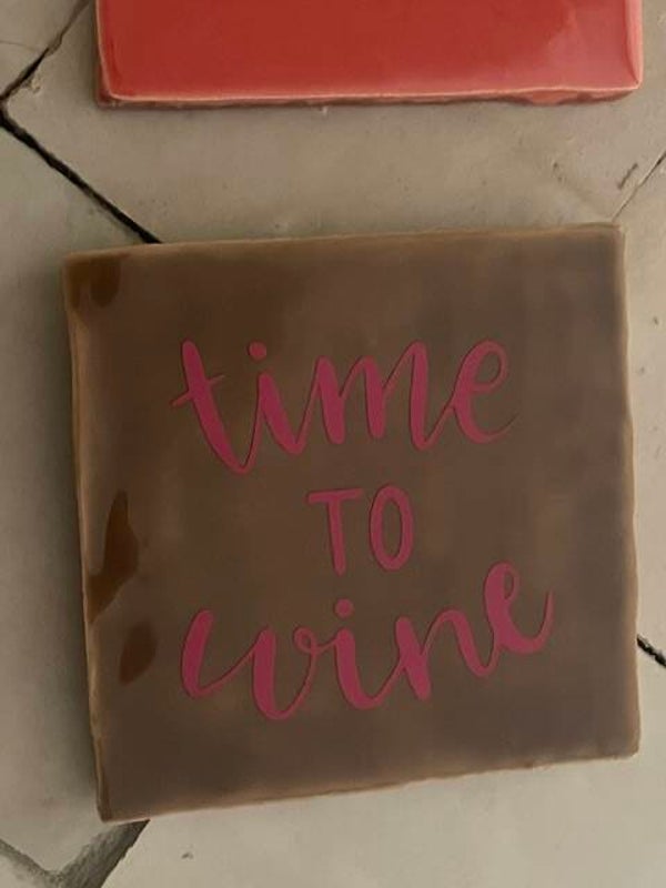 tegeltje "time to wine" bruin met roze letters