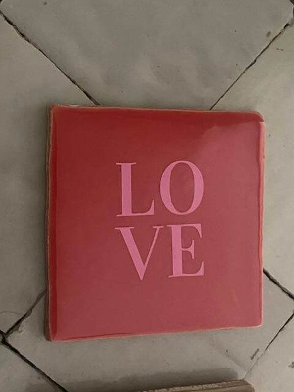 tegeltje "love" rood met roze letters