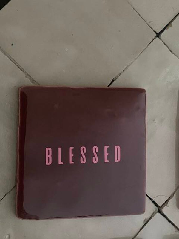 tegeltje "blessed" bordeaux met roze letters