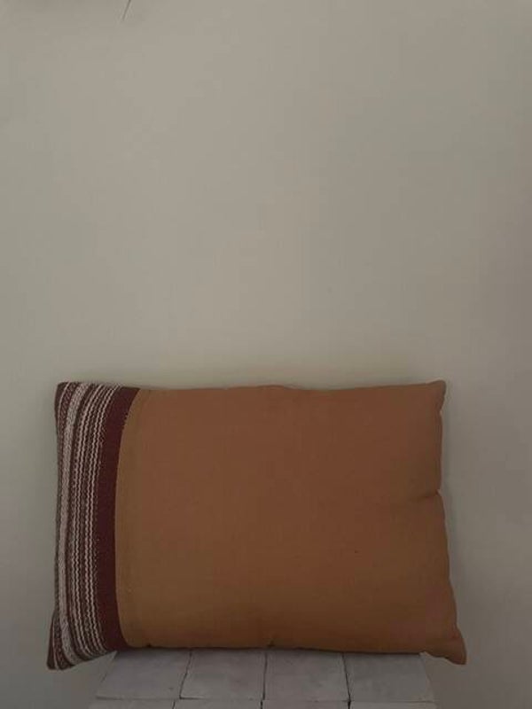 kussen terra Linnen 60x40 met een leuk detail aan 1 kant