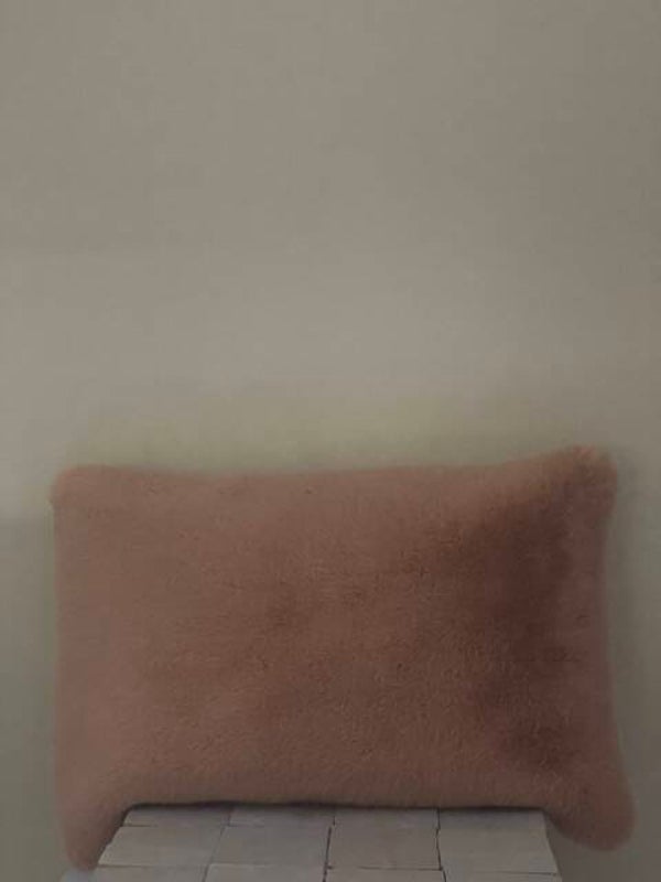 kussen fluffy poederroze 65x42