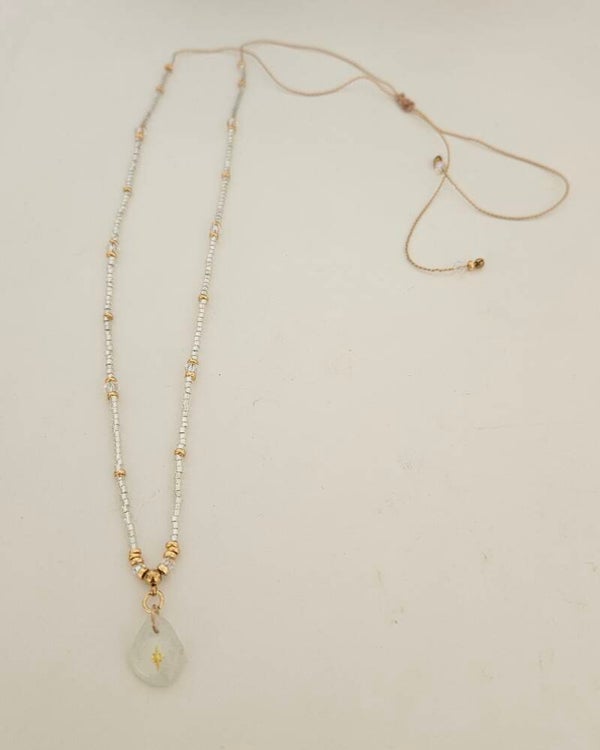 Collection "Les trésors de Margaux"  collier réglable Rose des vents verre blanc