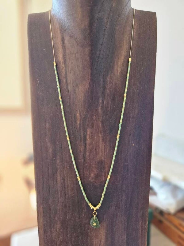 Collection "Les trésors de Margaux"  collier réglable Etoile de mer, verre vert