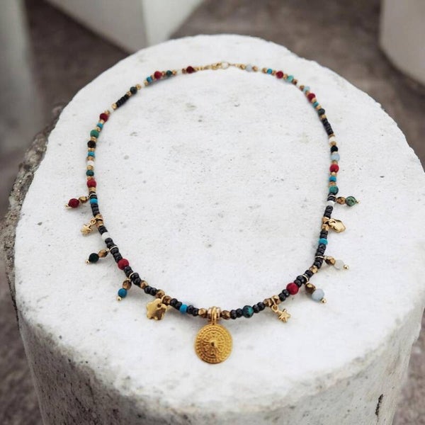 Collier aux pierres fines