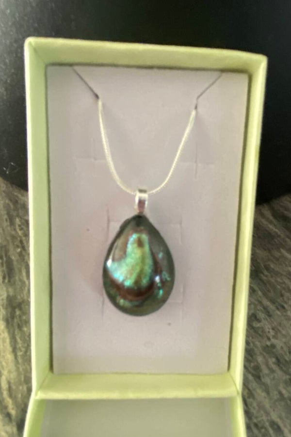 Vackert skimrande droppsmycke, gröna toner