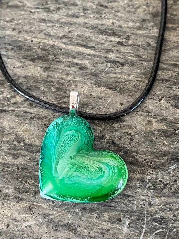 Hjärtformat smycke i grönt
