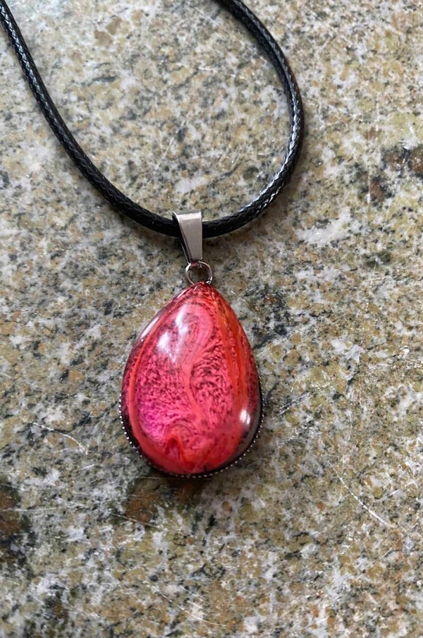 Droppformat halsband i rött/rosa