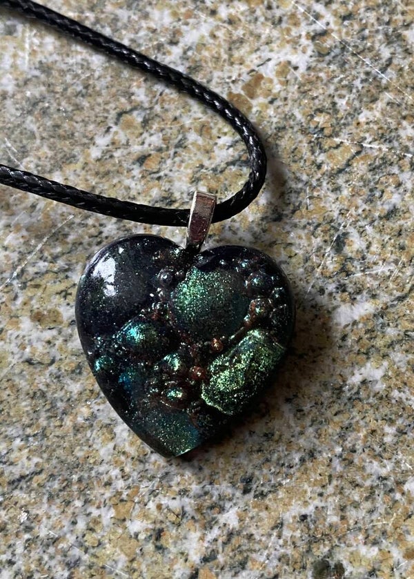 Grönskimrande hjärtformat hängsmycke