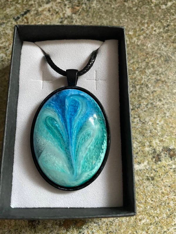 Medlehavsblått ovalt större hängsmycke