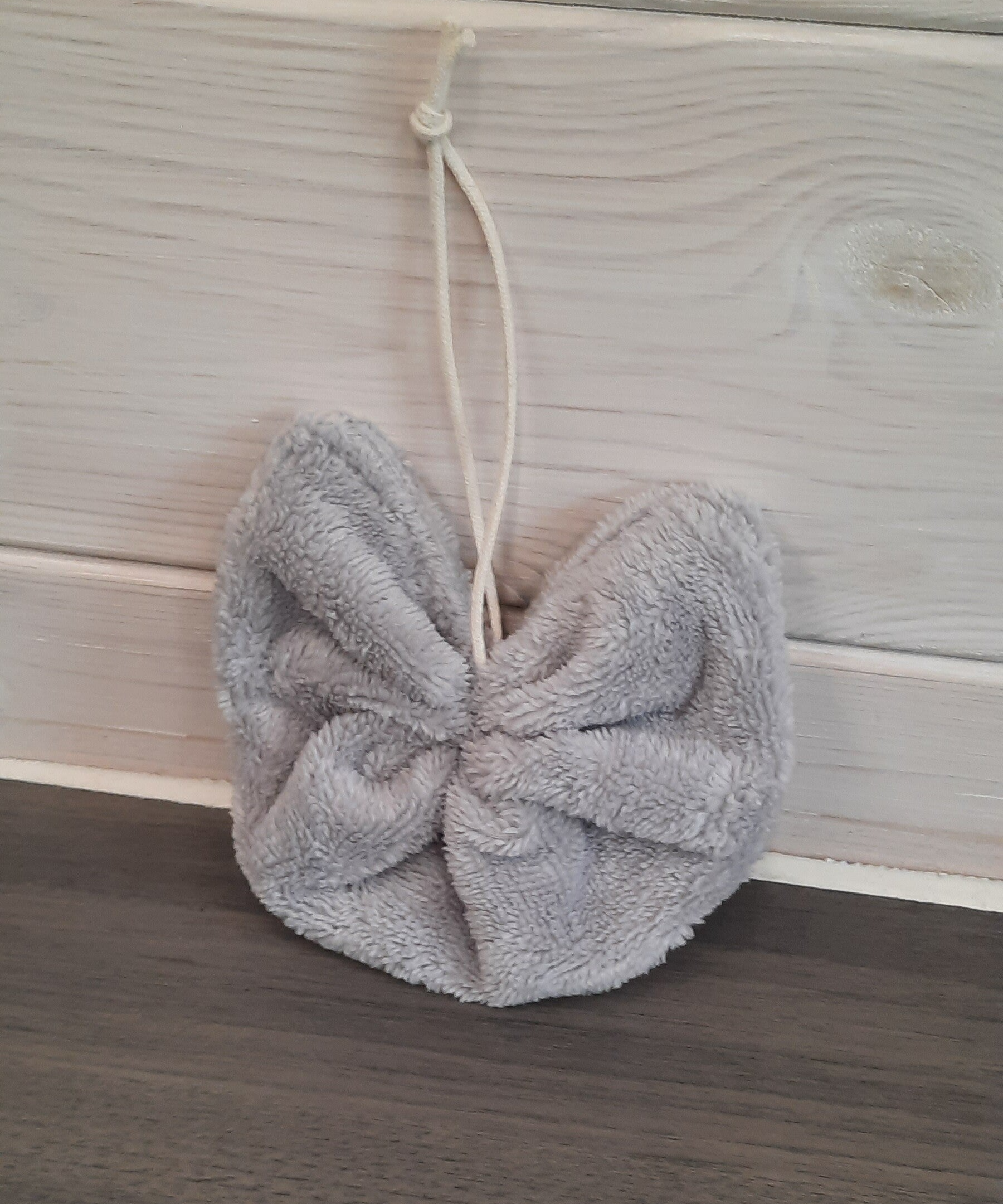 Fleur de douche gris en éponge de bambou