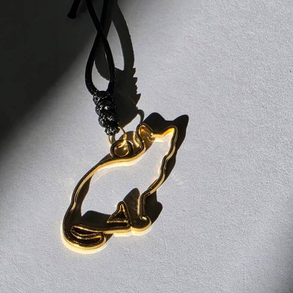 Ketting kat, zittend