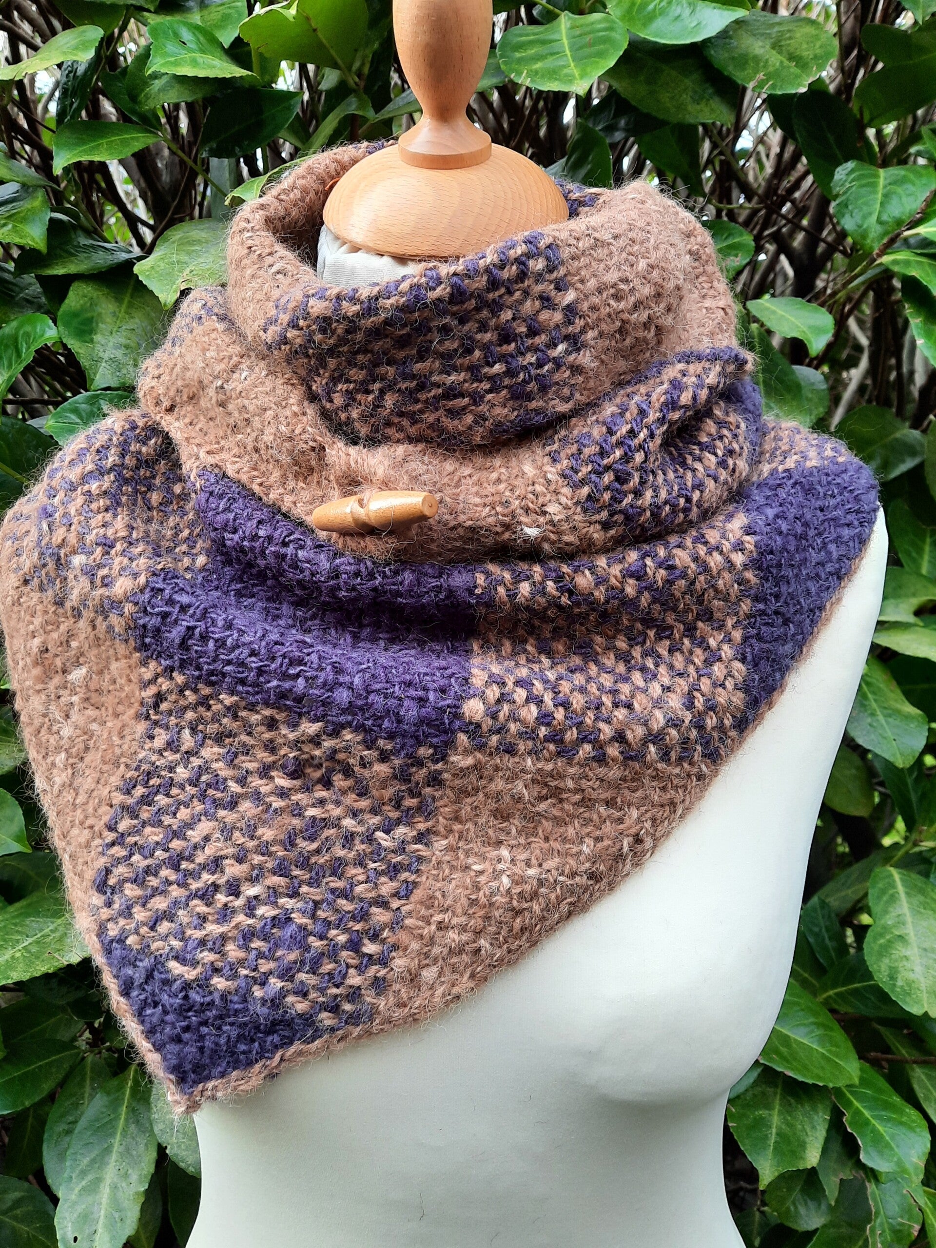 handgewebtes Dreiecktuch, Loopschal mit Knopf und Schlaufe „Karo“