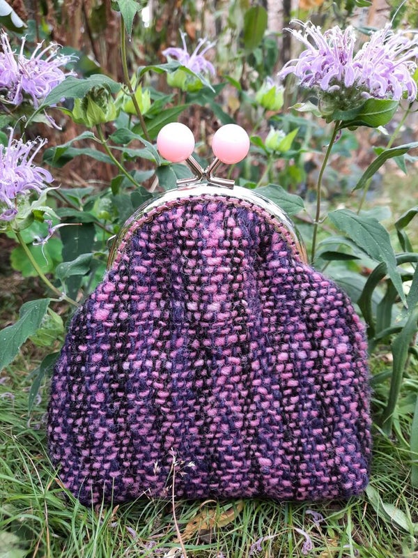 handgewebte Geldbörse, Bügel,- Cliptasche „Lila“ mit rosa Kugel am Clipverschluss