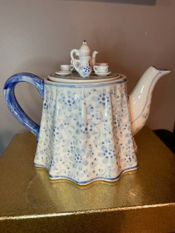 Vintage Cadeaux Accent Unique Tea Pot